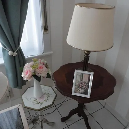 Nabij Station Op Begane Grond In Residentie Jane - Niet Goed Geld Terug Garantie - 10 Minuten Tot Centrum Brugge *