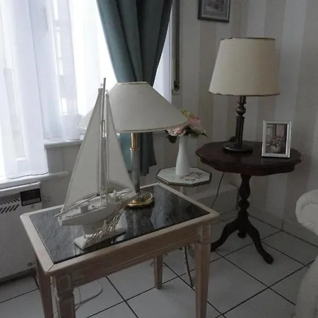 Nabij Station Op Begane Grond In Residentie Jane - Niet Goed Geld Terug Garantie - 10 Minuten Tot Centrum Brugge ブランケンベルヘ