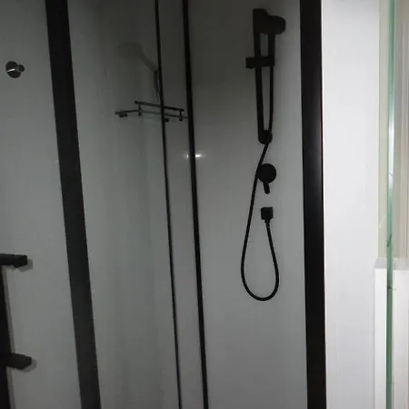 Nabij Station Op Begane Grond In Residentie Jane - Niet Goed Geld Terug Garantie - 10 Minuten Tot Centrum Brugge アパート ブランケンベルヘ