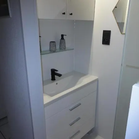 Nabij Station Op Begane Grond In Residentie Jane - Niet Goed Geld Terug Garantie - 10 Minuten Tot Centrum Brugge アパート ブランケンベルヘ